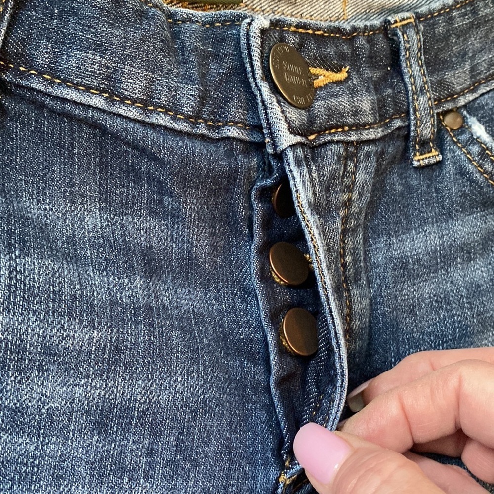 Eddie Bauer Women’s Distressed Boyfriend Shorts Button-fly Cuffed 5” inseam sz 8 - Picture 8 of 10